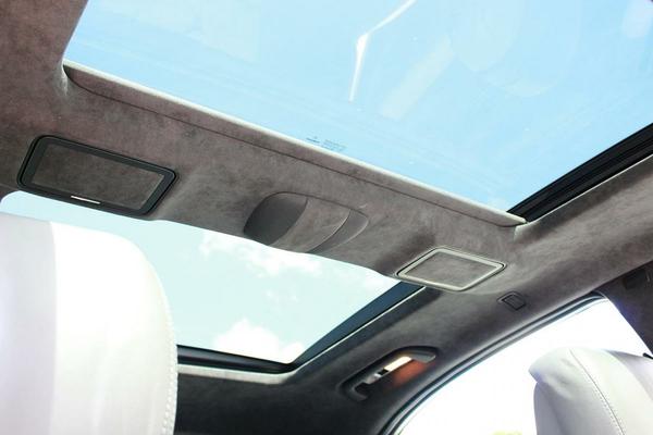Get the best view around with the dual panoramic sunroof in our S600 limousine.